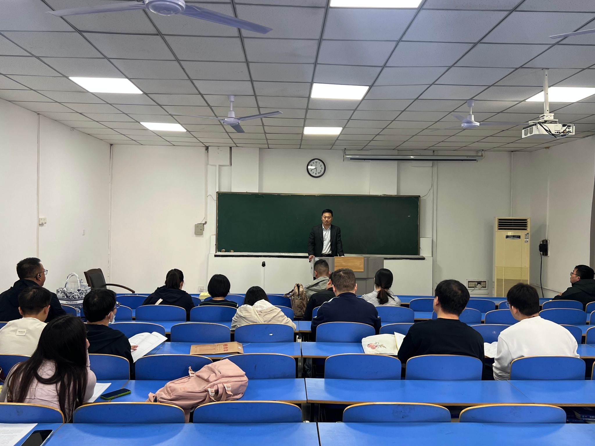 2026级同等学力研究生课程班开班报到暨入学教育在含光校区举行